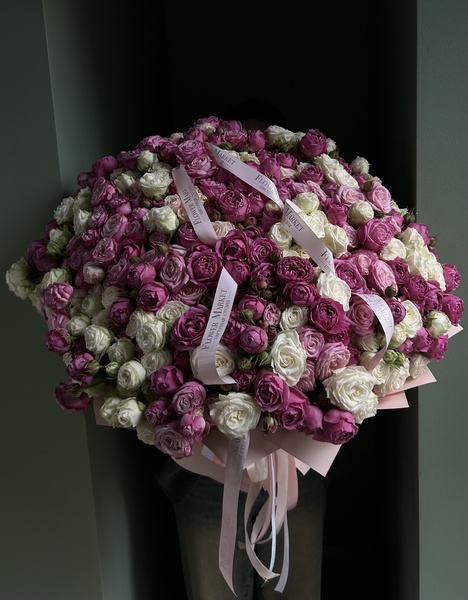 Моно букет из 121 кустовой розы
