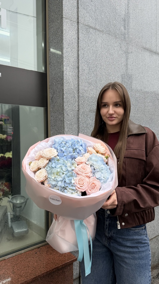 Дуо- букет с гортензией и кустовой розой