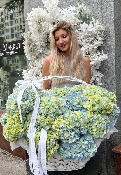 Корзина из 25 голубых гортензий