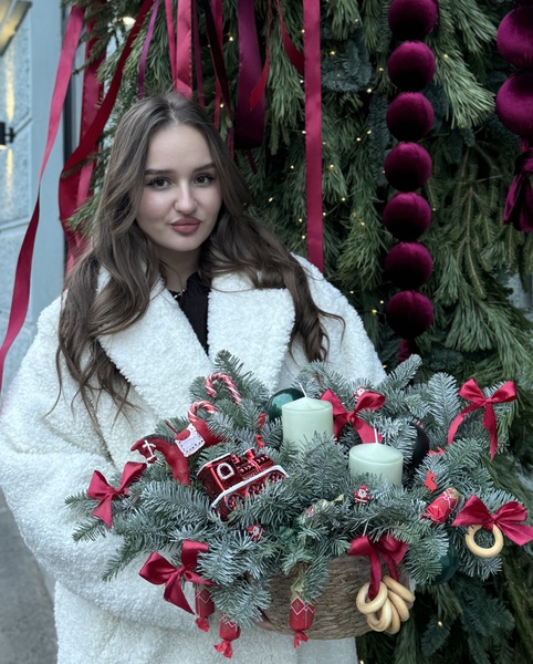 Новогодняя композиция из нобилиса в русском стиле