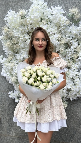 Букет из 11 белых кустовых роз