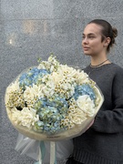 Сборный букет в бело- голубой гамме с французской розой — 2