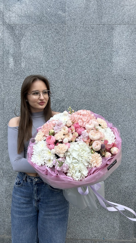 Сборный букет с пышной гортензией, гвоздикой и ароматной маттиолой
