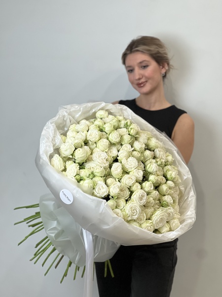 Большой букет кустовых роз