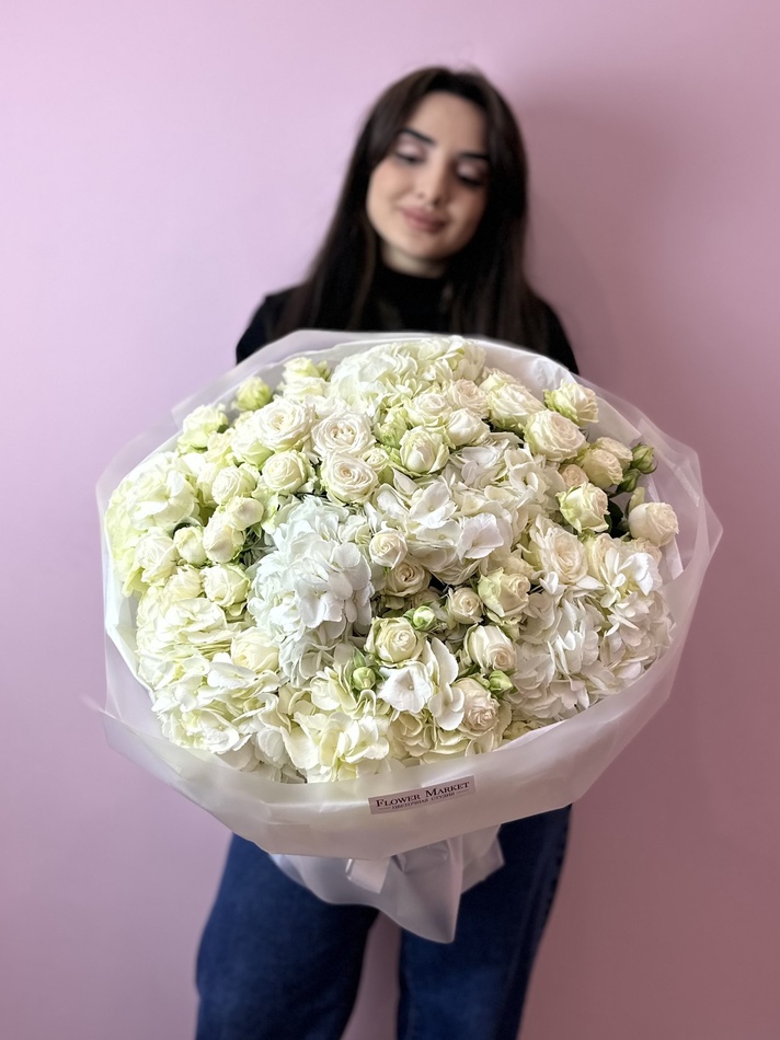 Дуо- букет в белой гамме с гортензией и кустовой розой