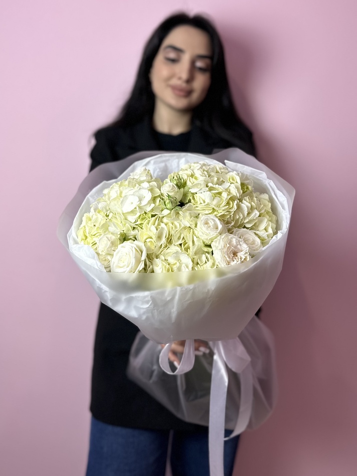 Дуо- букет с белой гортензией и кустовой розой