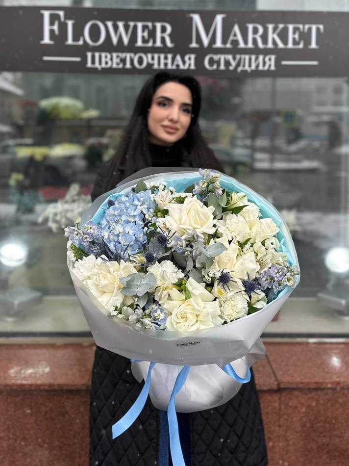 Сборный букет в сине-белой гамме с пышной гортензией и акцентным эвкалипом